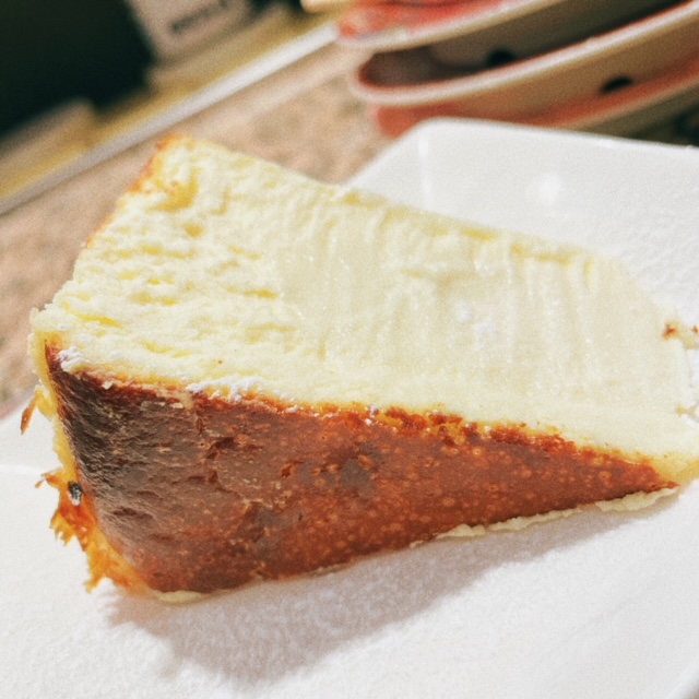 「回転寿司 根室花まる」バスクチーズケーキ