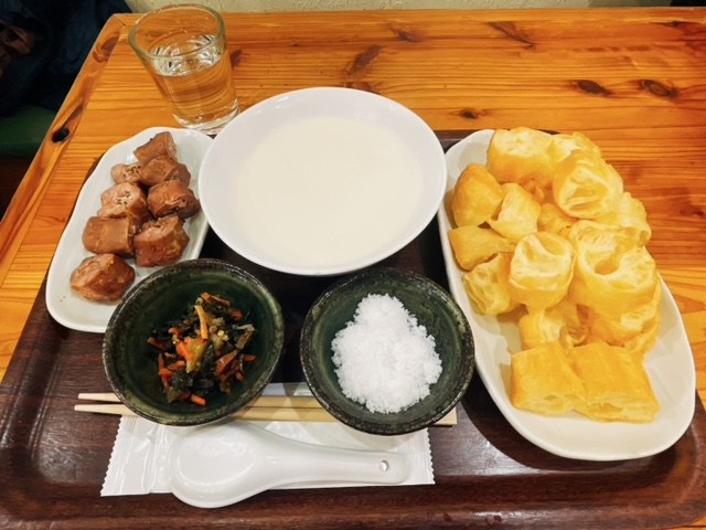 「老酒舗」豆乳と揚げパンのセット（400円）と鴨のせせりの麻辣煮（180円）