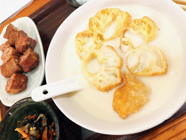 「老酒舗」油条を豆乳に浸して