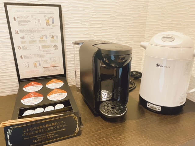 「八ヶ岳ホテル風か」FUUKAジュニアスイートのコーヒーマシンとポット