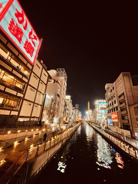 道頓堀の夜景を横目に夜の散歩