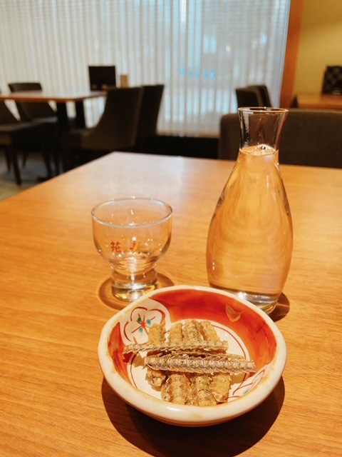 うなぎ料理専門店「中ノ庄」地物の日本酒とうなぎ骨せんべい