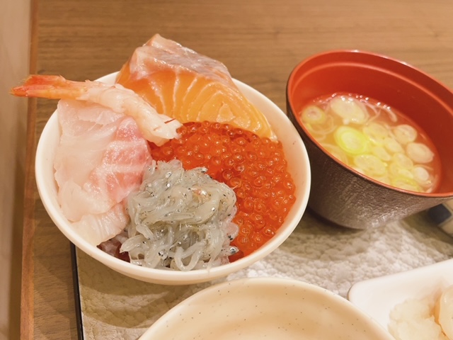 「ラビスタ東京ベイ」朝食ビュッフェで作ったお好み海鮮丼