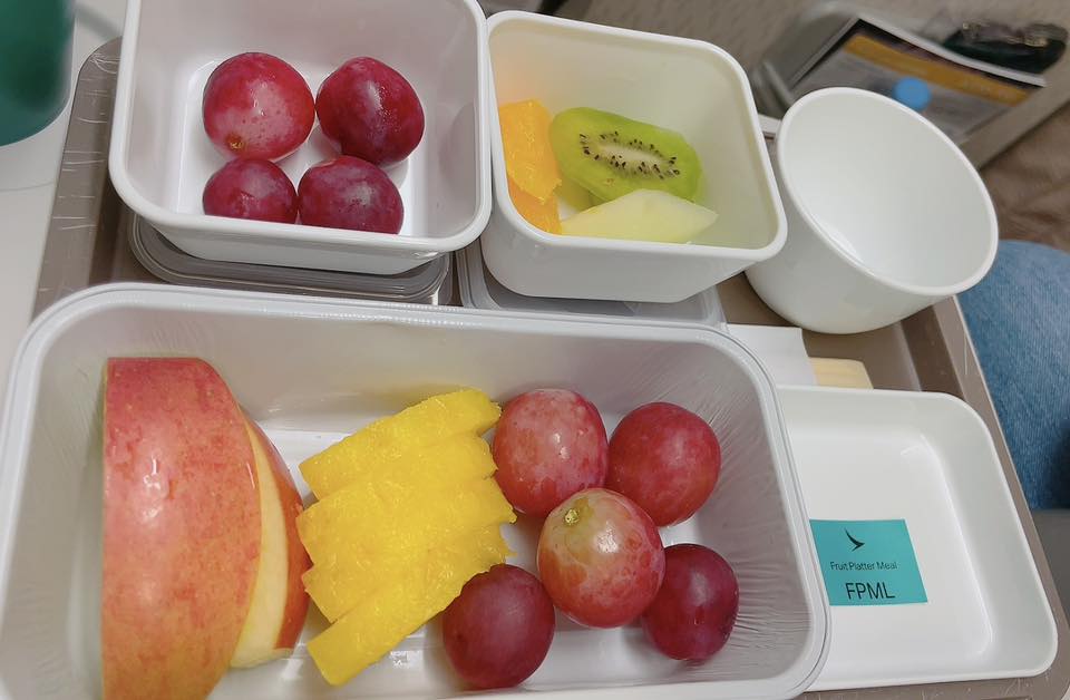 ラウンジでしっかり食べる前提だったので機内食はフルーツミールをリクエスト