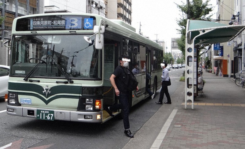 京都の観光公害、京都市営バス、外国人観光客混雑