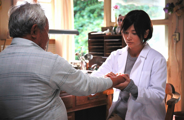 風に立つライオン