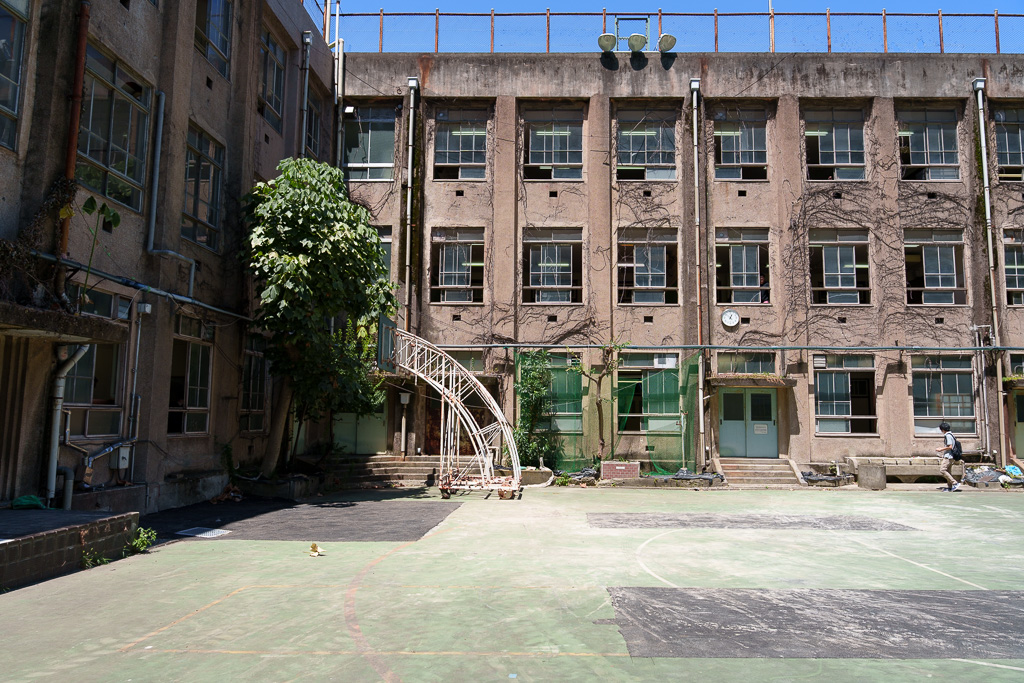 廃校になった昭和モダン建築の復興小学校（ちょっと前の「旧下谷