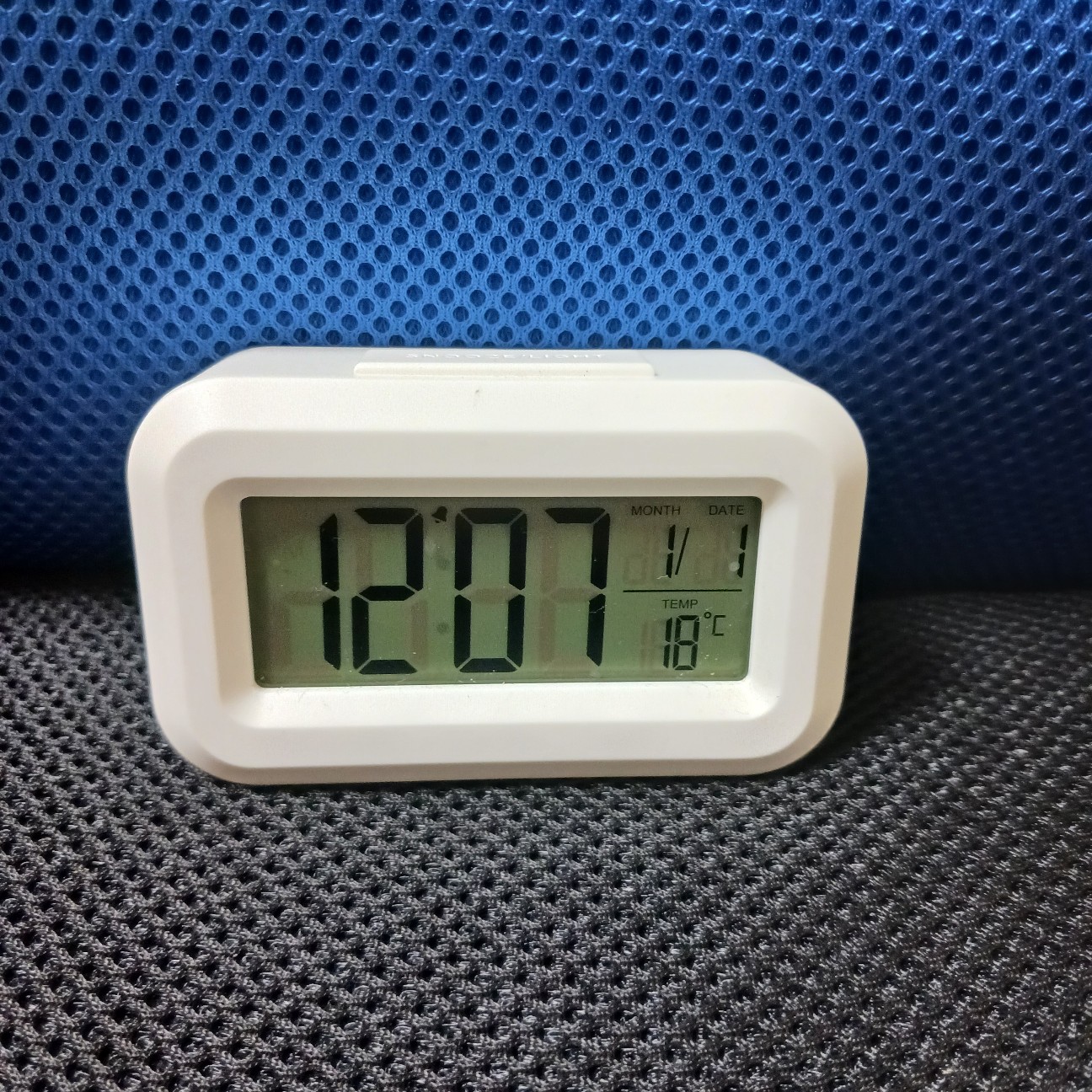 ダイソーのミニデジタル時計（330円）