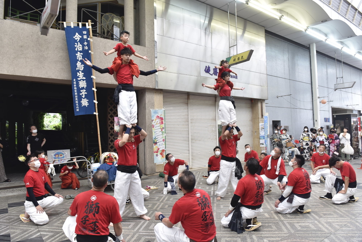 まさに魅せる獅子舞！今治市にて、アクロバティックな「継ぎ獅子」を見