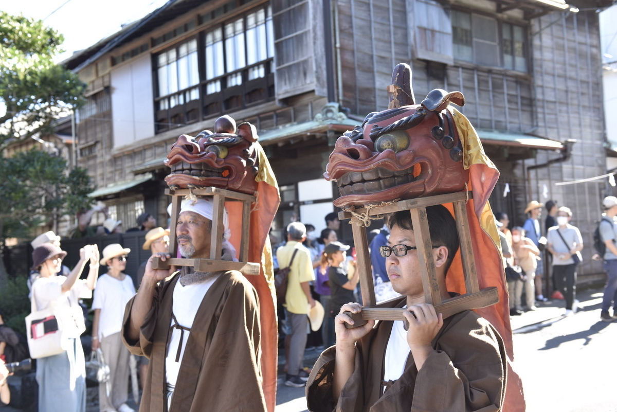 頭の上に頭をかぶるシュールな行列！鎌倉 御霊神社 「面掛行列」を堪能