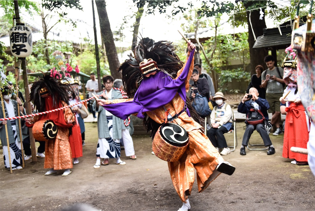 東京都豊島区「長崎獅子舞」、大地を回りながら踏みしめる。暮らしから