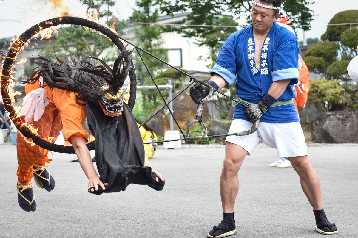 火の輪をくぐる勇猛な獅子！山形県川西町「小松豊年獅子踊」 - 稲村行