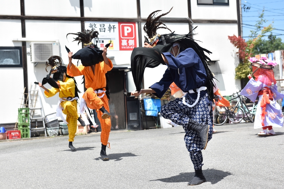 火の輪をくぐる勇猛な獅子！山形県川西町「小松豊年獅子踊」 - 稲村行