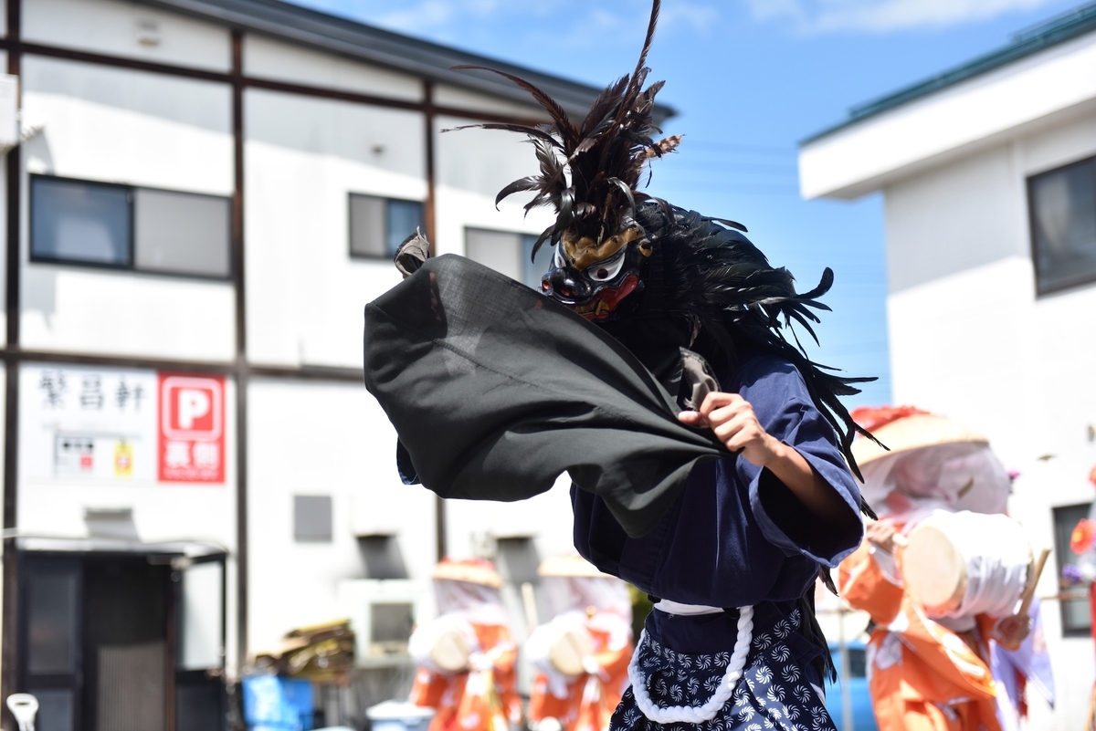 火の輪をくぐる勇猛な獅子！山形県川西町「小松豊年獅子踊」 - 稲村行