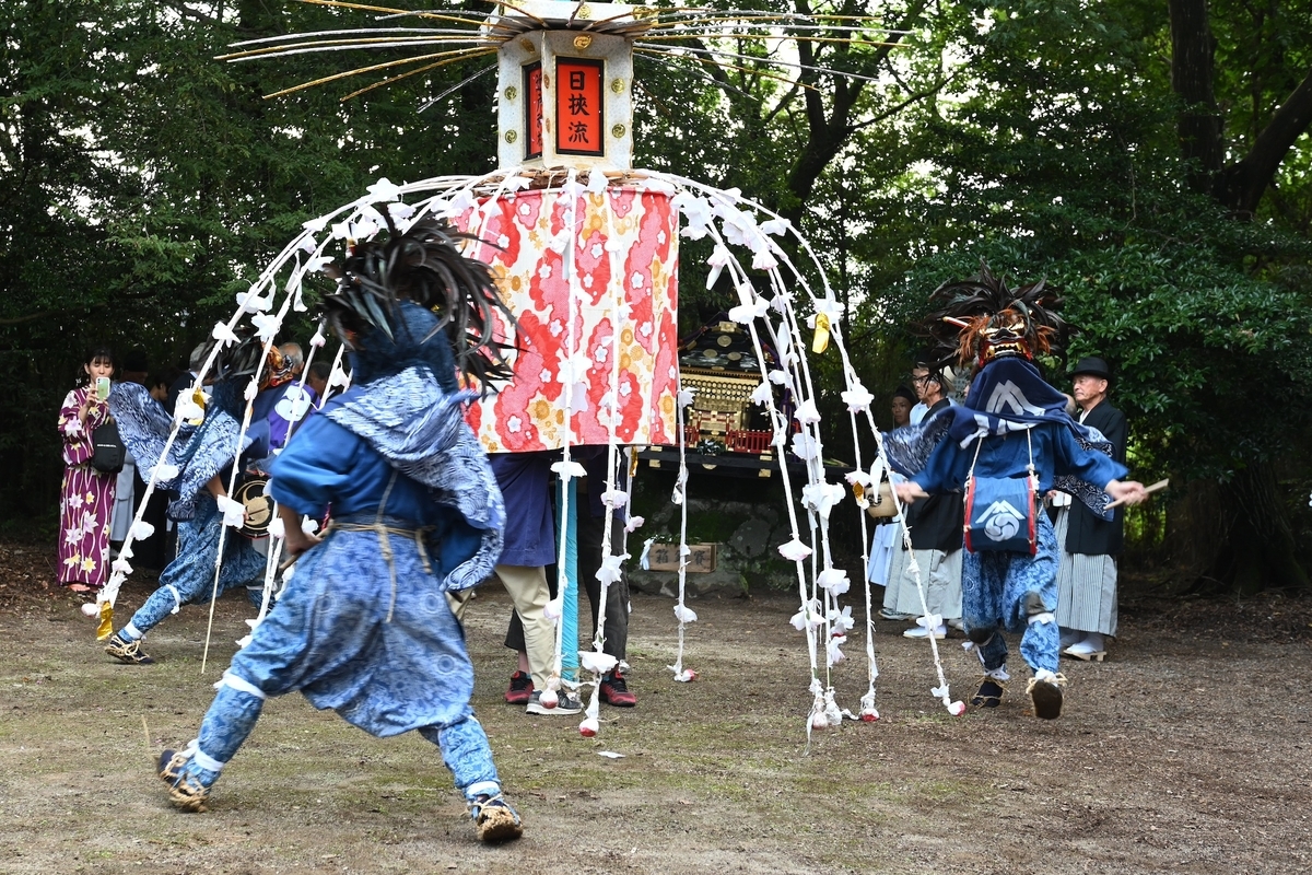 養蚕の祈り、巨大な万燈を回る獅子舞！群馬県前橋市「月田近戸神社の