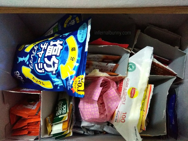 塩分タブレット、紅茶、スティックコーヒー、アミノバイタル。