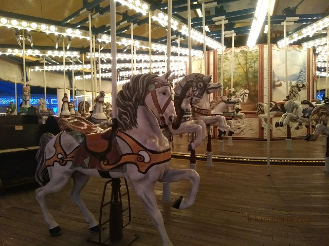 f:id:infernalbunny:20191209072408j:plain 夕方の遊園地の無人のメリーゴーランド。