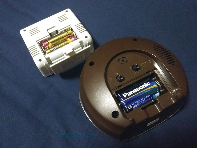 置時計二つの電池蓋を開けたところ。
