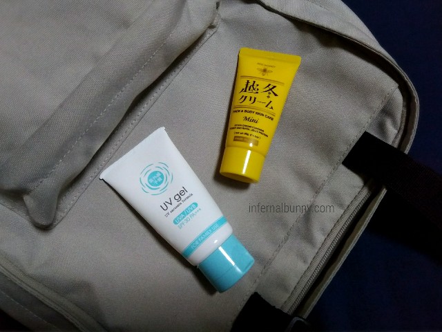 紫外線予報の日焼け止めチューブと越冬クリームのチューブ。
