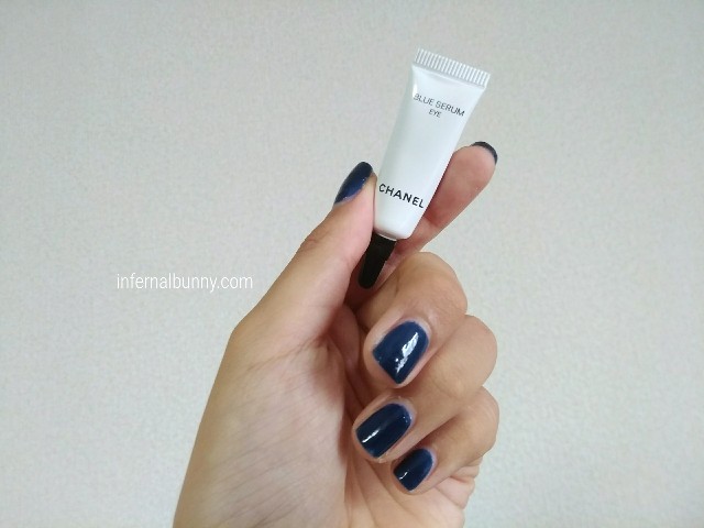 シャネルのアイクリームのミニ容器を手に持っている。