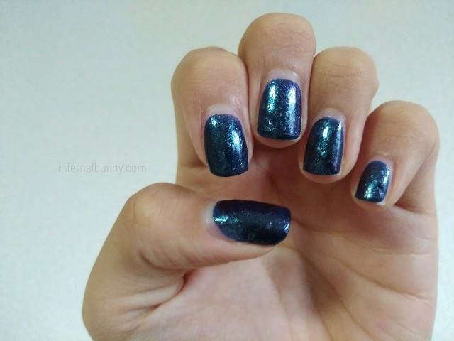 青紫の偏光ラメネイルの着画。