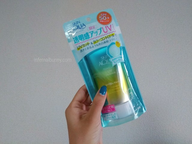 容器を手に持っている。
