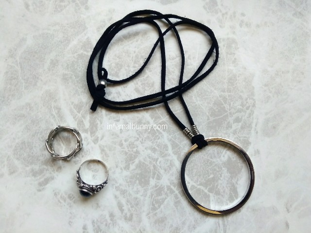 シンプルなリングモチーフのネックレスと、指輪2つ。