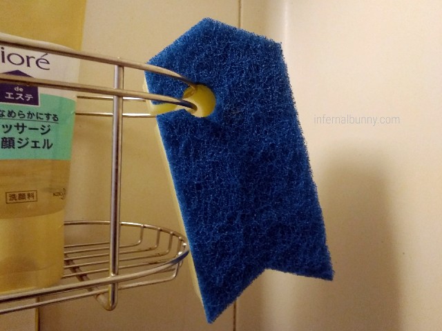 シャワーラックにフッキングスポンジが引っかかっている。