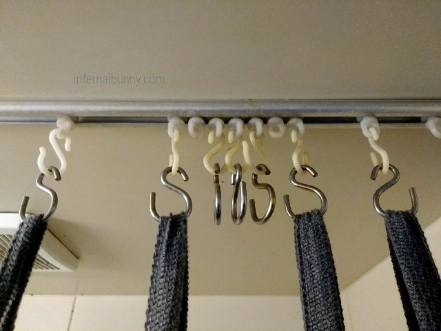 シャワーカーテンのレール。