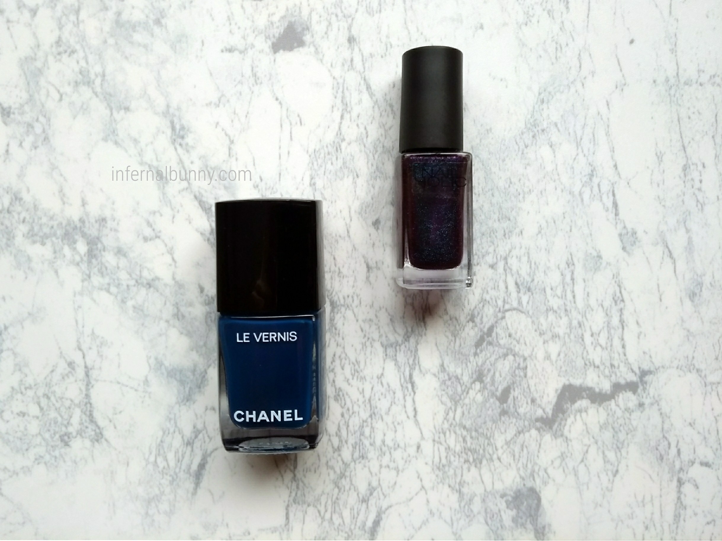 シャネルのネイビーのネイルボトルとネイルホリックの紫偏光ラメのネイルボトル。