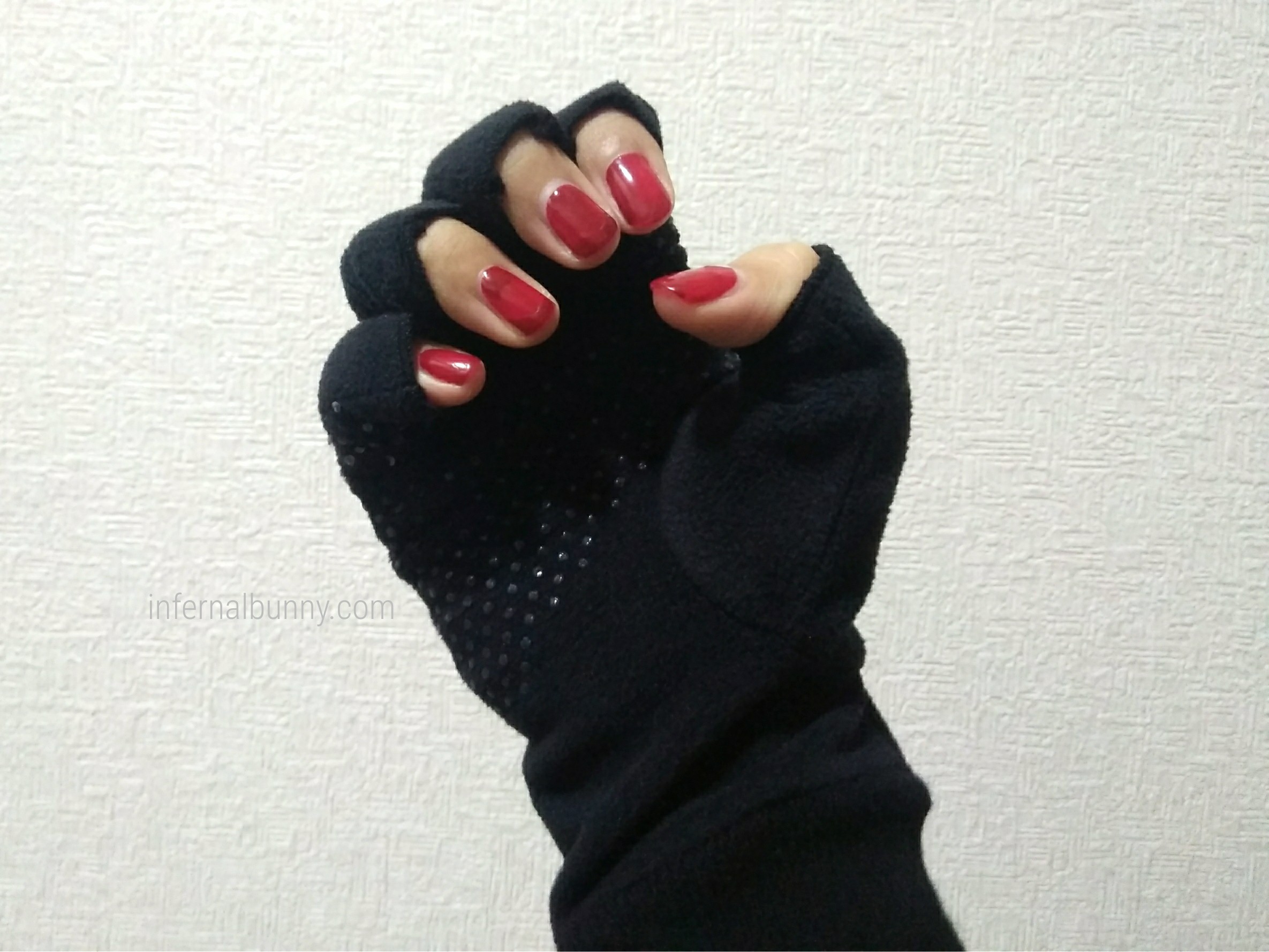 着画。赤いネイルが覗いている。