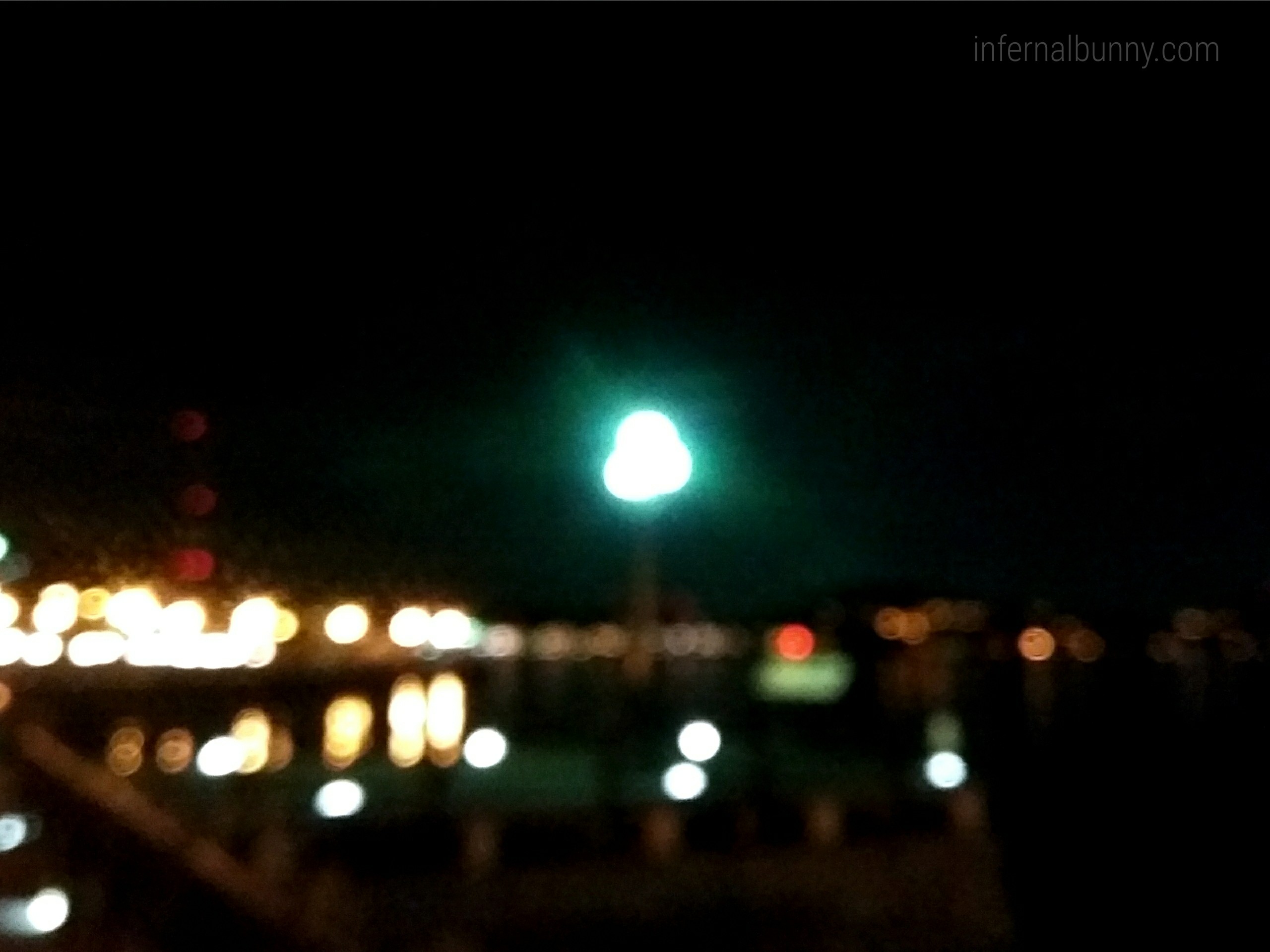 f:id:infernalbunny:20200309061239j:plain 夜景。ネオンサインがにじんでいる。