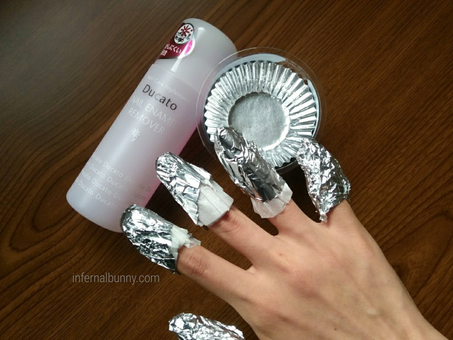 5指に薄紙とアルミホイルを巻きつけたところ。