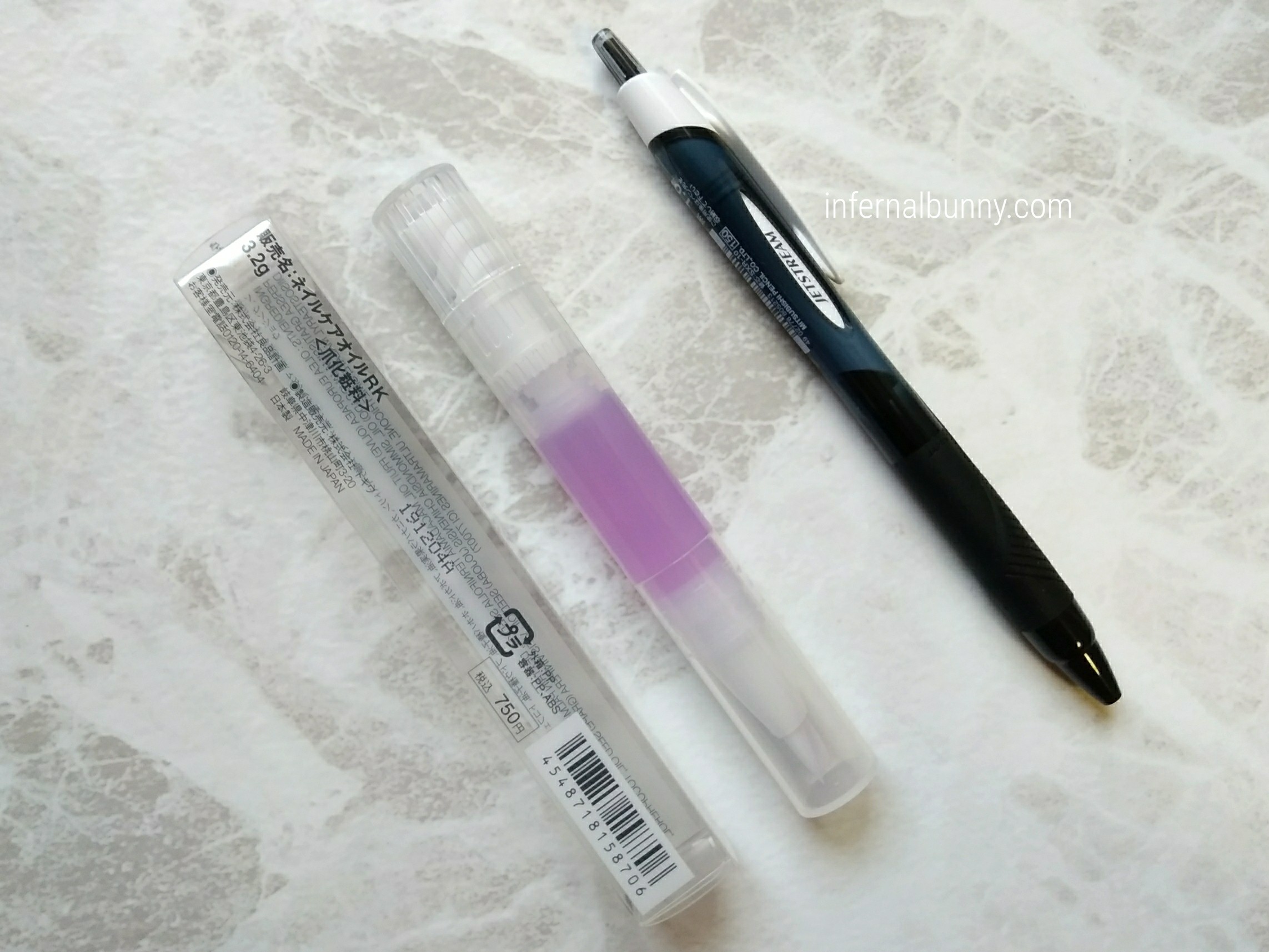 ネイルオイルとボールペン。