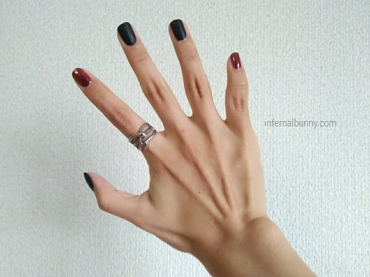 f:id:infernalbunny:20200422223358j:plain ネイル着画。