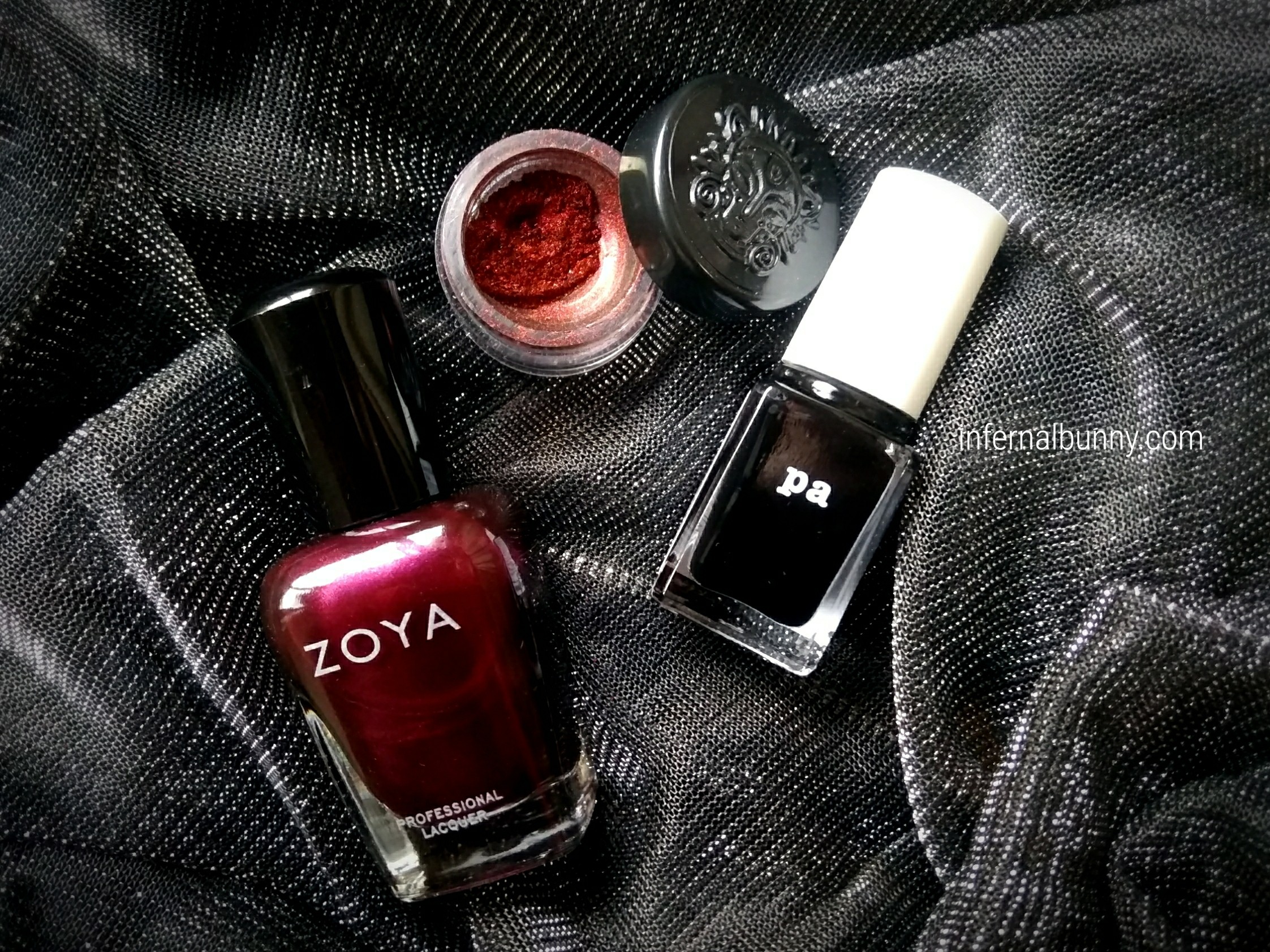 f:id:infernalbunny:20200422223422j:plain アイシャドウと使用ネイル2つ。