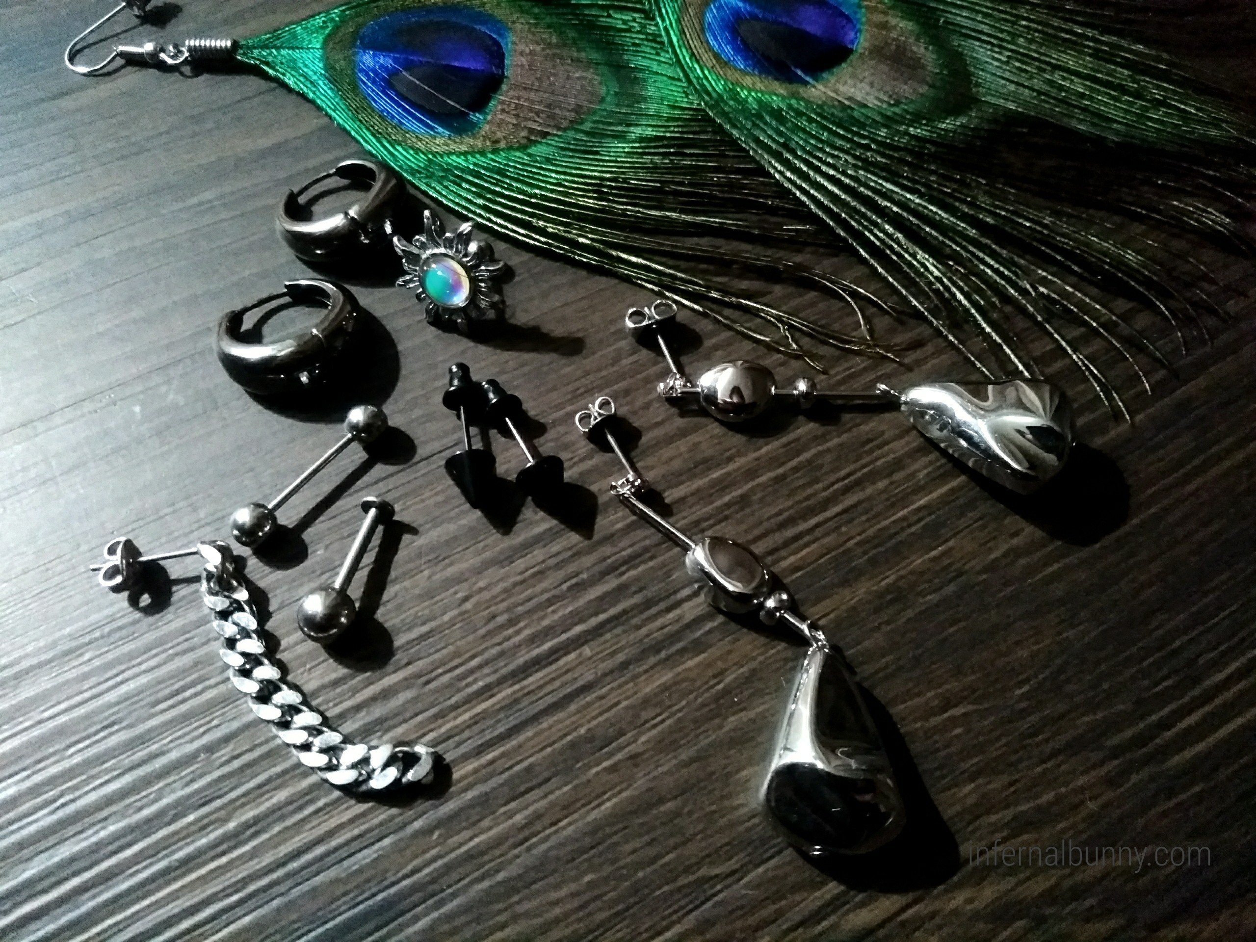大小様々のピアス。