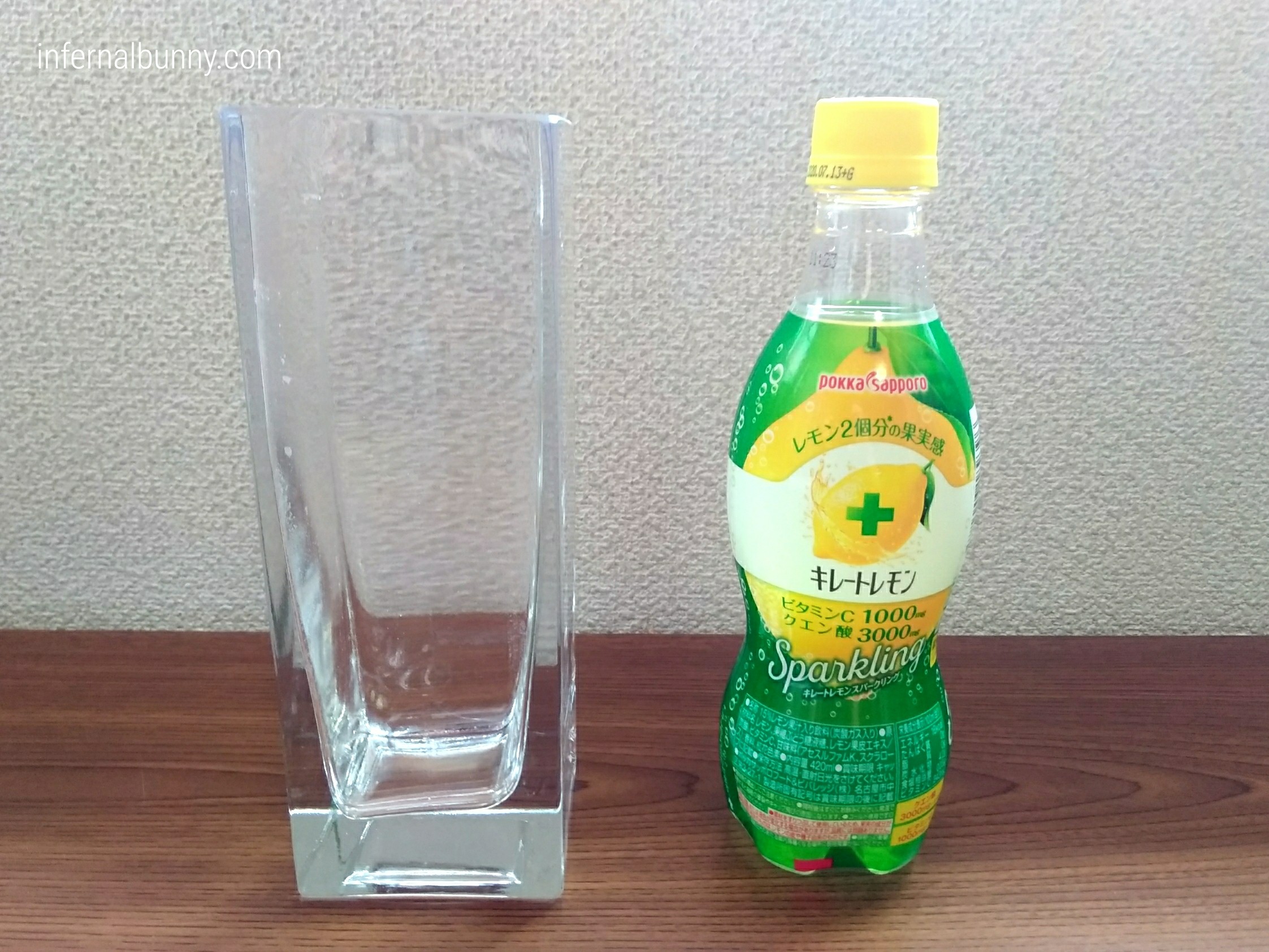 花瓶とキレートレモンのペットボトル。