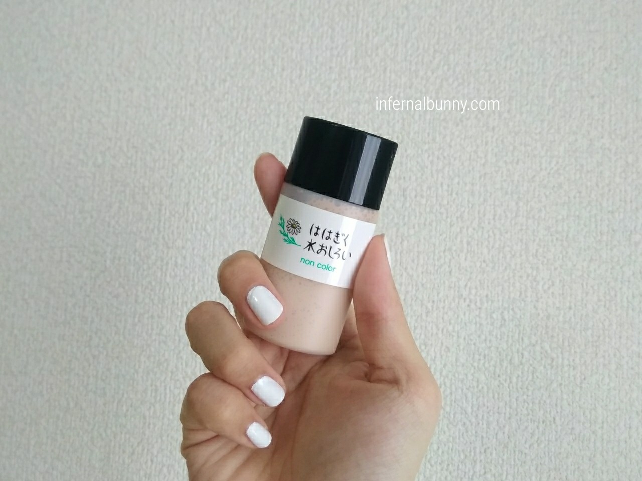 水おしろいを手に持っている。