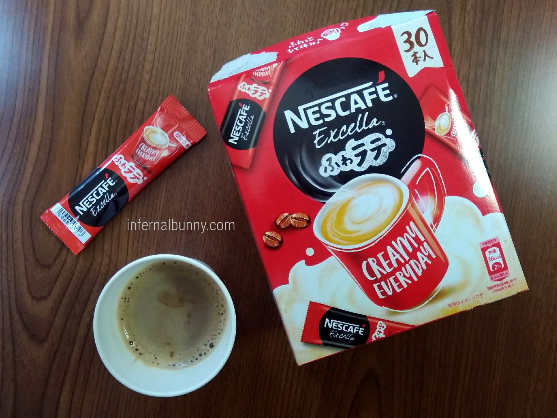 紙コップとインスタントコーヒー。