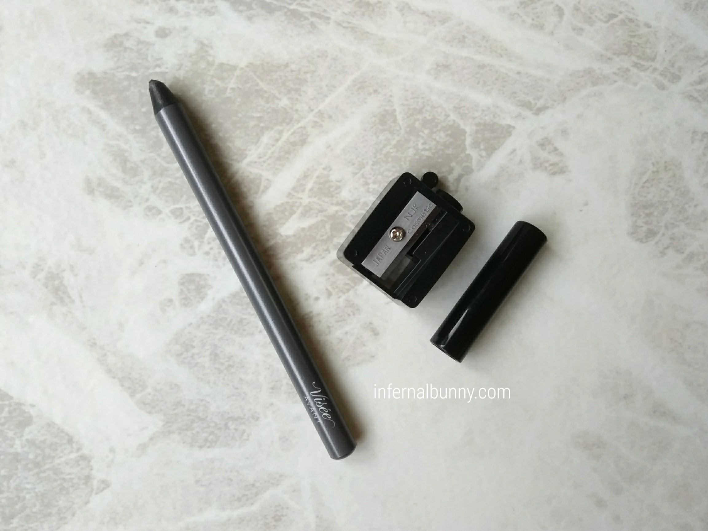 スティックアイシャドウとシャープナー。