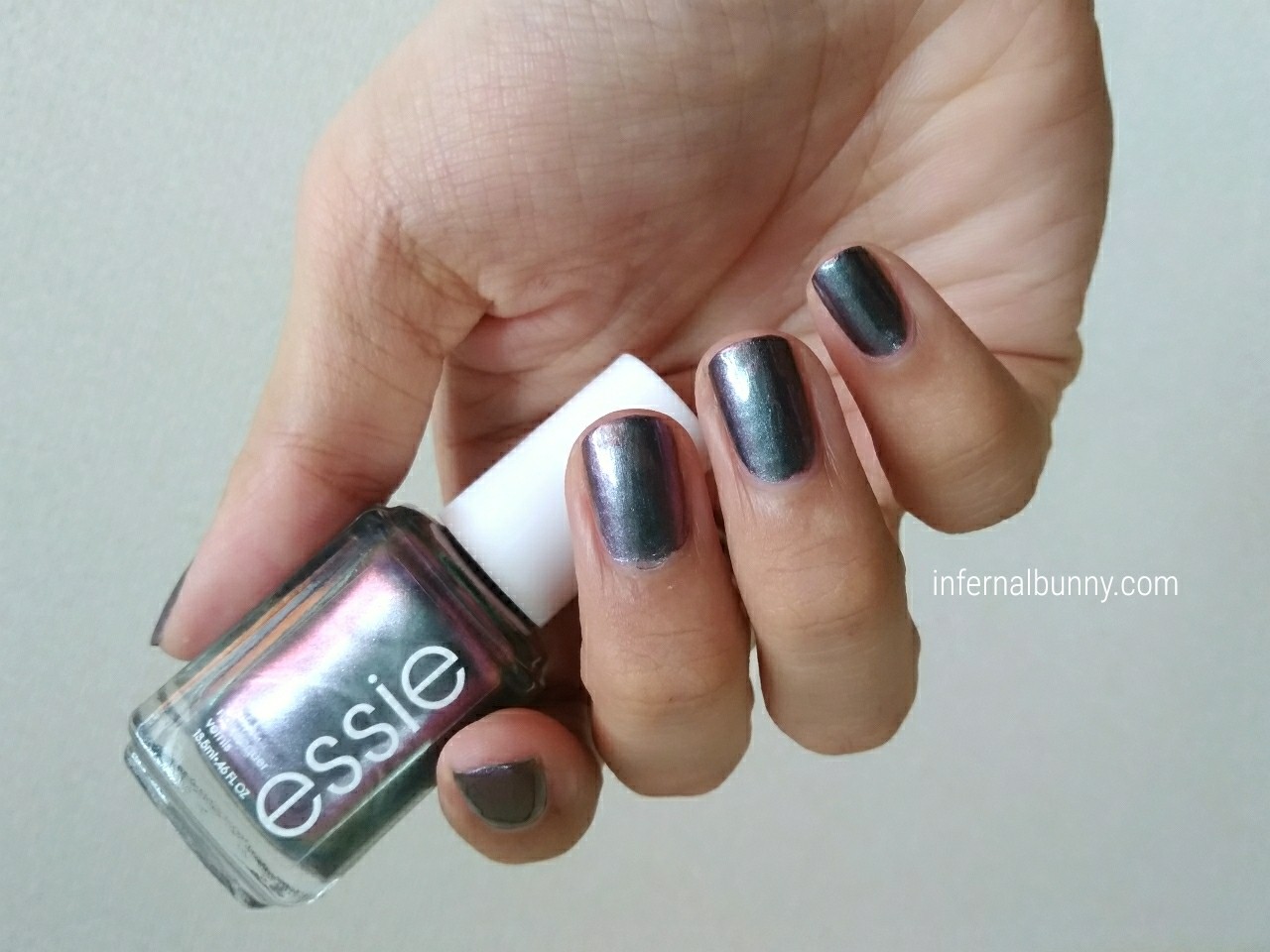 ネイル着画とネイルボトル。