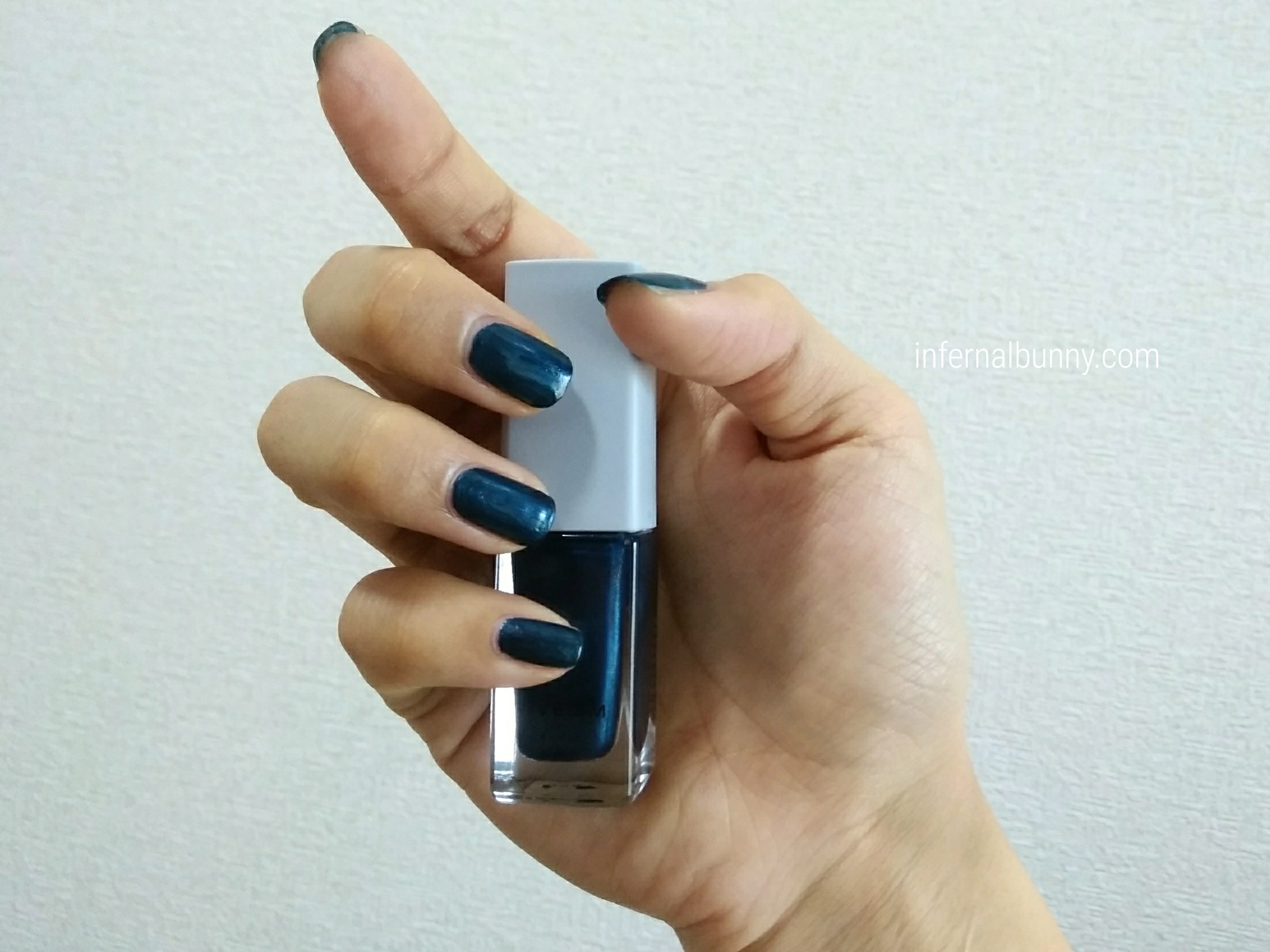 ネイル着画とネイルボトル。