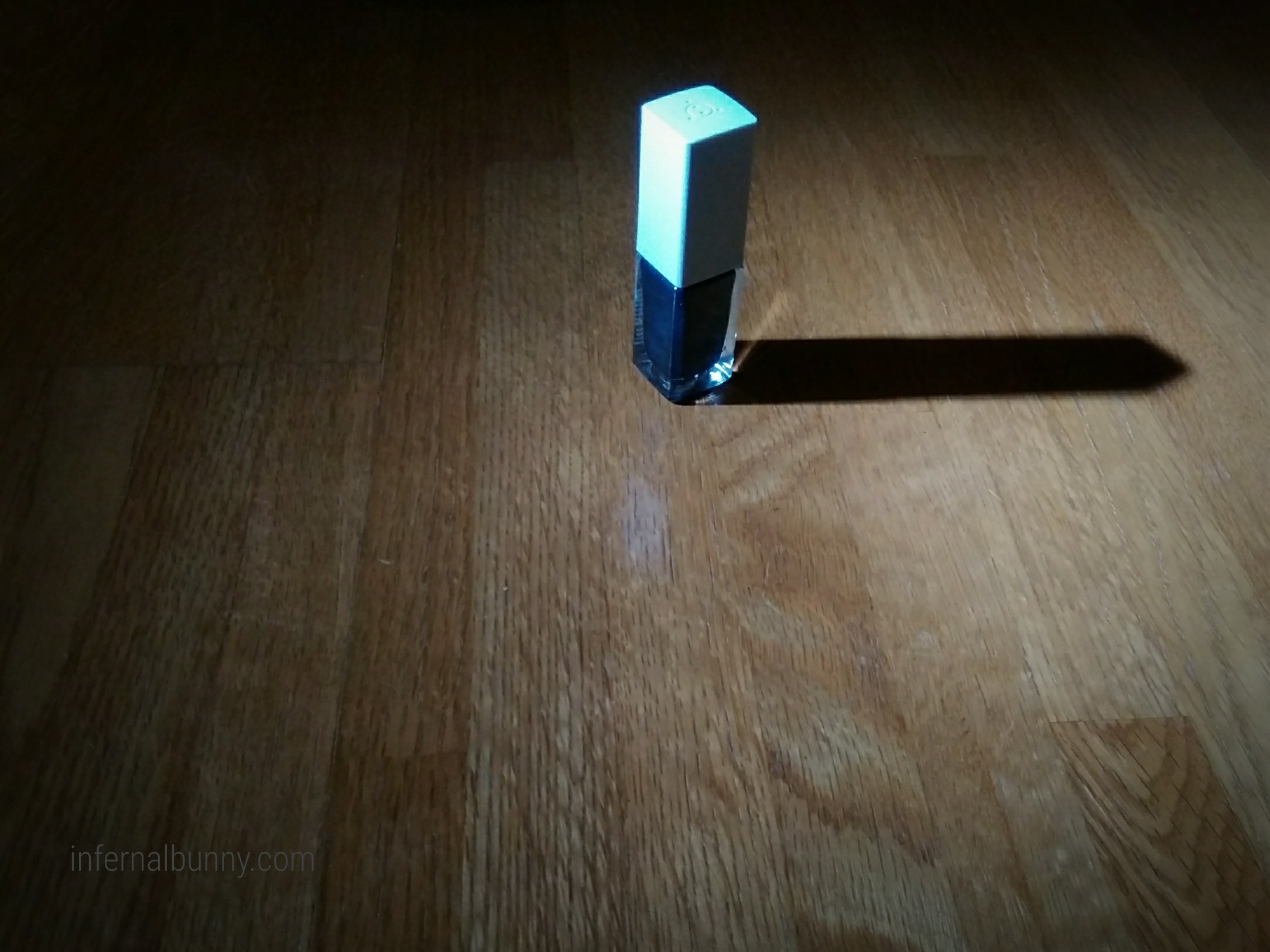 ネイルが広い床にぽつんと置いてある。