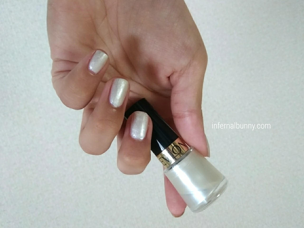 ネイル着画とネイルボトル。