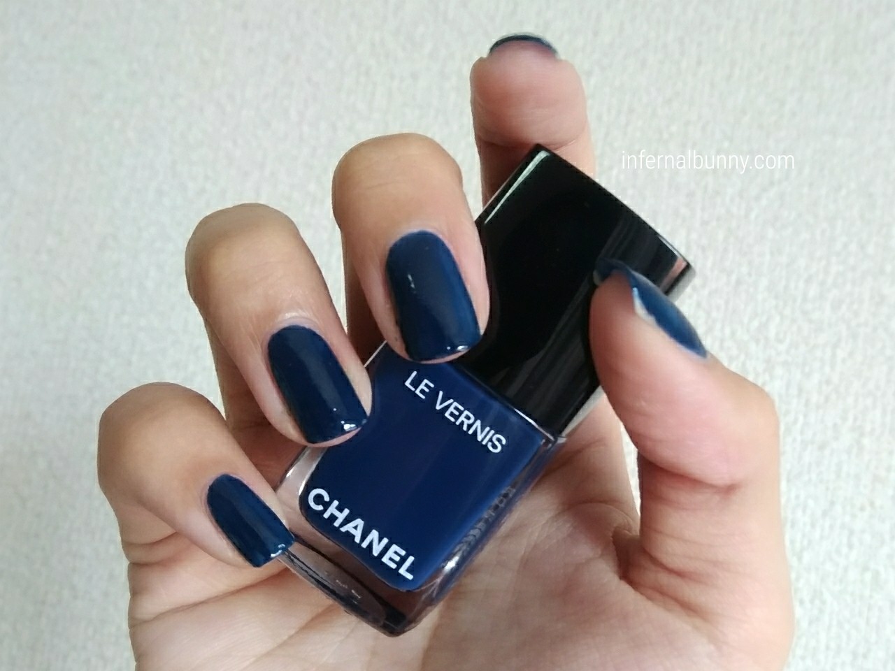 ネイル着画とネイルボトル。