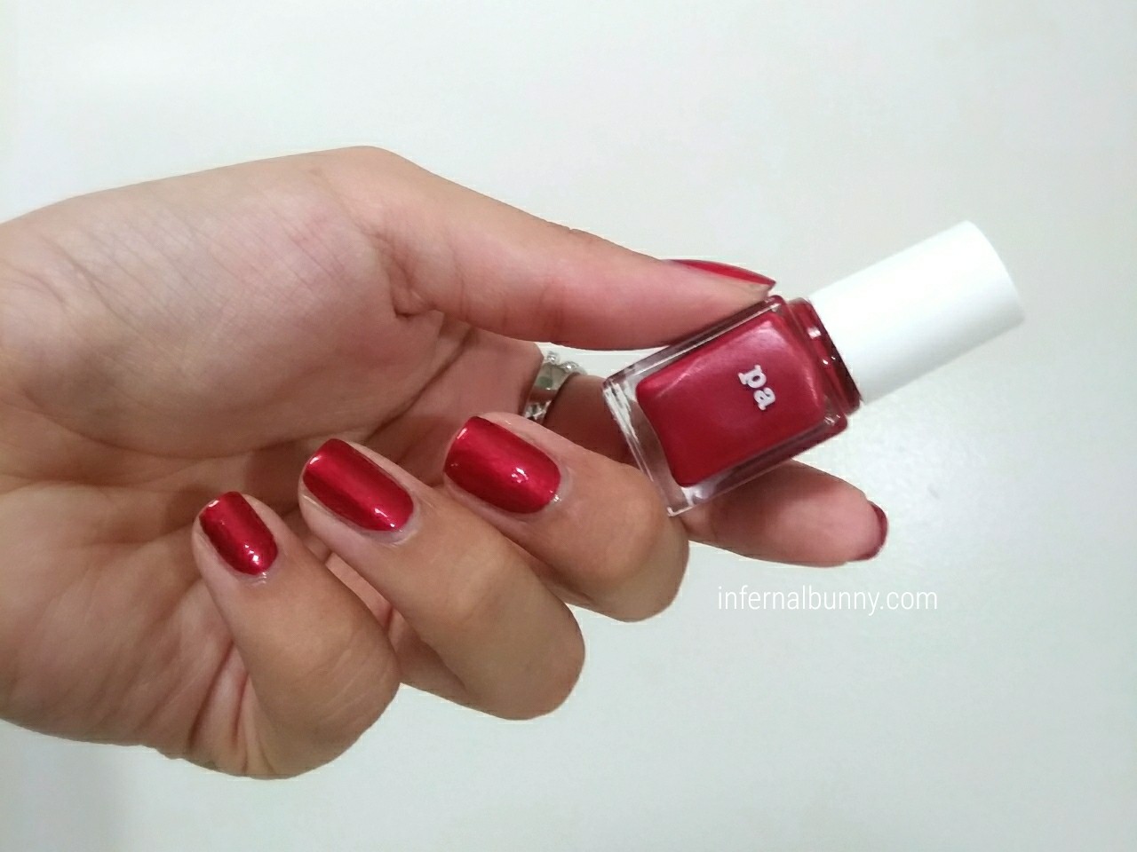 ネイル着画とネイルボトル。