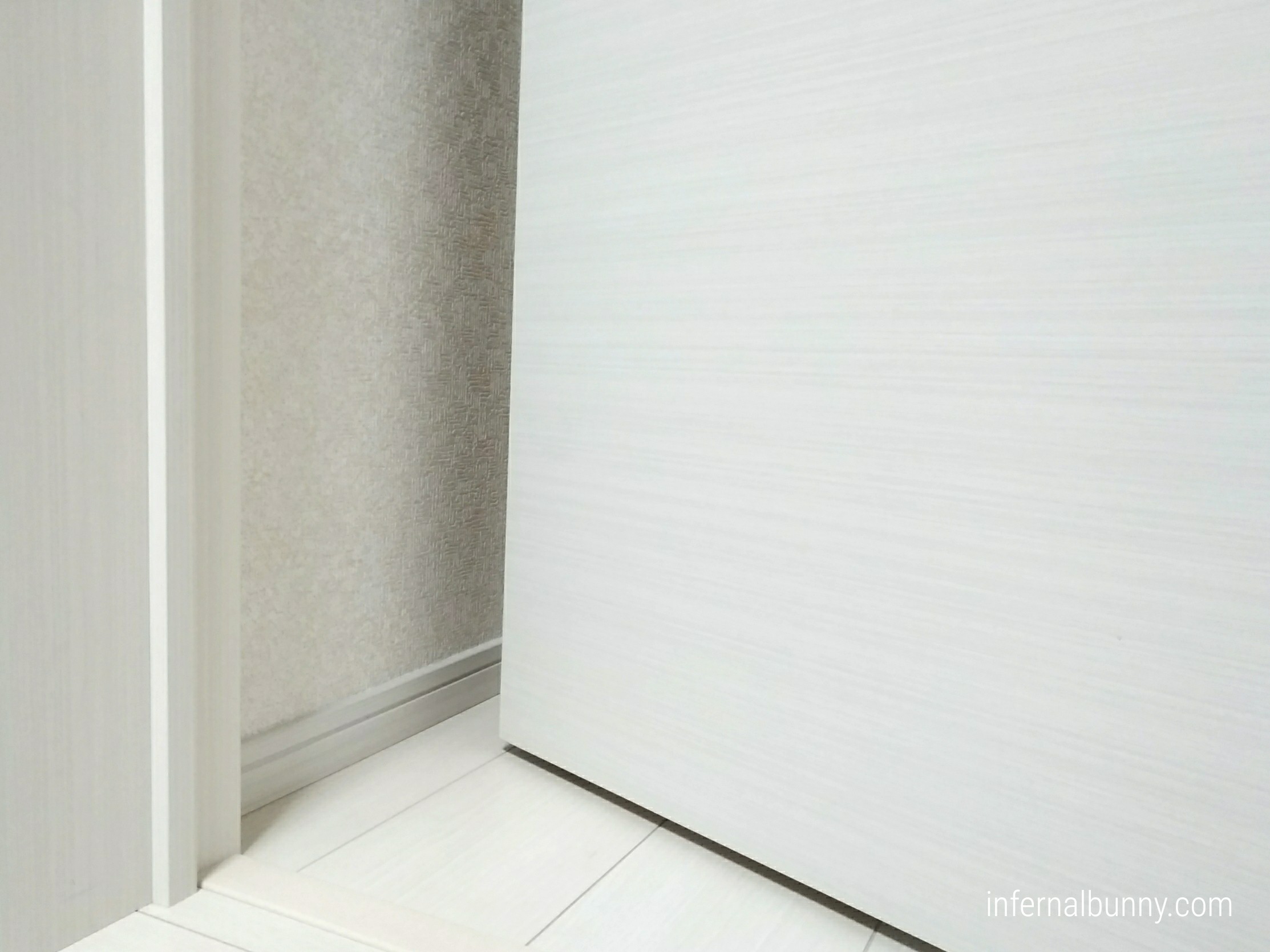 少し開いた部屋の扉。