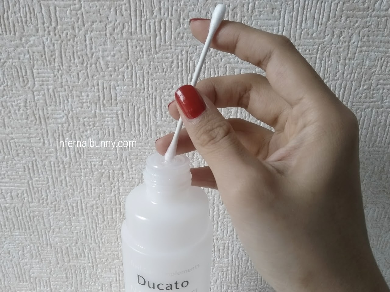 f:id:infernalbunny:20200925204559j:plain デュカートのネイルリムーバーの口に綿棒を刺したところ。