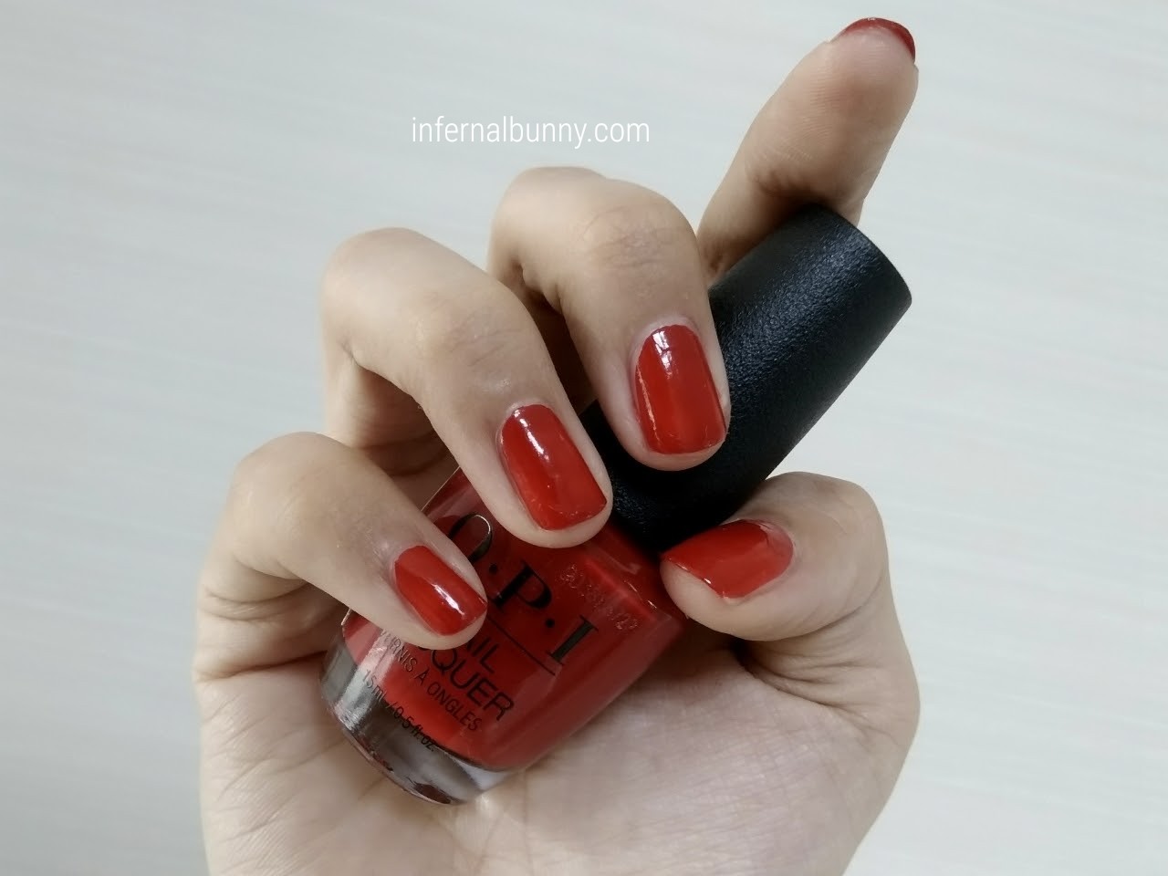 f:id:infernalbunny:20200925204712j:plain ネイル着画とネイルボトル。